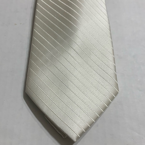 Cream Striped 100 % silk tie by Jones New York - Picture 1 of 5